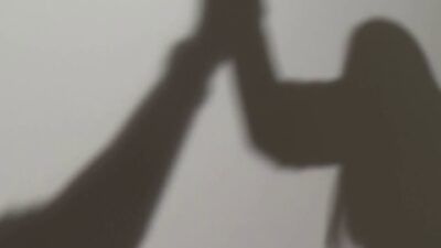 Botte al padre per i soldi, arrestato 52enne di Carimate. Violenze anche su mamma e sorella