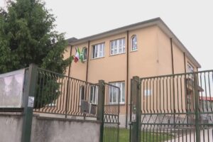 Socco, la scuola più frequentata rischia di chiudere. I genitori contro il Comune