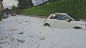 Grandine sul Comasco, disagi alla viabilità