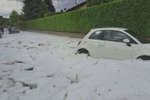 Grandine sul Comasco, disagi alla viabilità