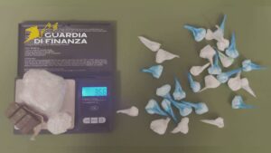 Spaccio di droga, trovati 30 involucri di cocaina in un’auto a noleggio a Merone