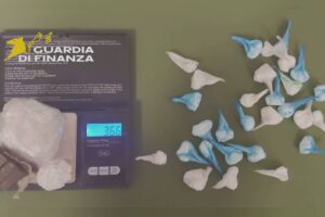Spaccio di droga, trovati 30 involucri di cocaina in un’auto a noleggio a Merone