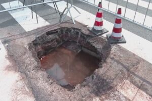 Asfalto dissestato sul Lungo Lario Trieste: disagi per gli automobilisti tra buche, crepe e voragini
