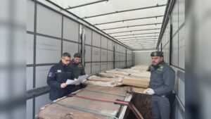 “Semplice metallo”, invece era cenere di zinco. Ponte Chiasso, sequestrato tir carico di rifiuti