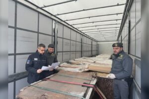 “Semplice metallo”, invece era cenere di zinco. Ponte Chiasso, sequestrato tir carico di rifiuti