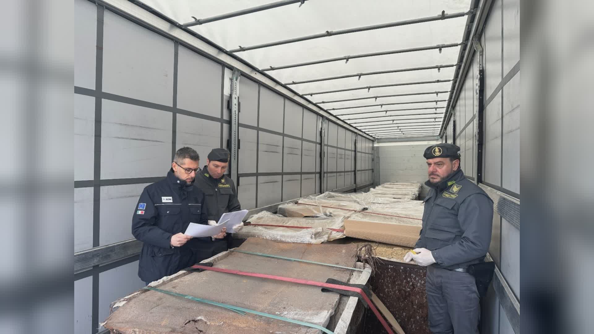 “Semplice metallo”, invece era cenere di zinco. Ponte Chiasso, sequestrato tir carico di rifiuti