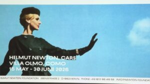 A Villa Olmo la mostra “Helmut Newton. Cars”: 20 scatti iconici tra arte e motori