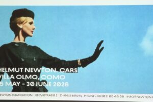 A Villa Olmo la mostra “Helmut Newton. Cars”: 20 scatti iconici tra arte e motori