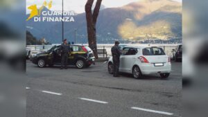 Autista abusivo cinese fermato dai finanzieri sulla Regina. Maxi multa e patente sospesa