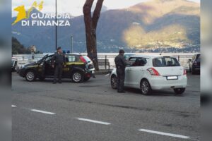 Autista abusivo cinese fermato dai finanzieri sulla Regina. Maxi multa e patente sospesa