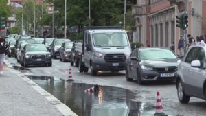 Lungolago di Como di nuovo allagato: auto deviate sulla seconda corsia, inevitabili i disagi