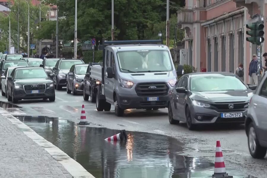9577 Lungolago di Como di nuovo allagato auto deviate sulla seconda corsia inevitabili i disagi 1778776857