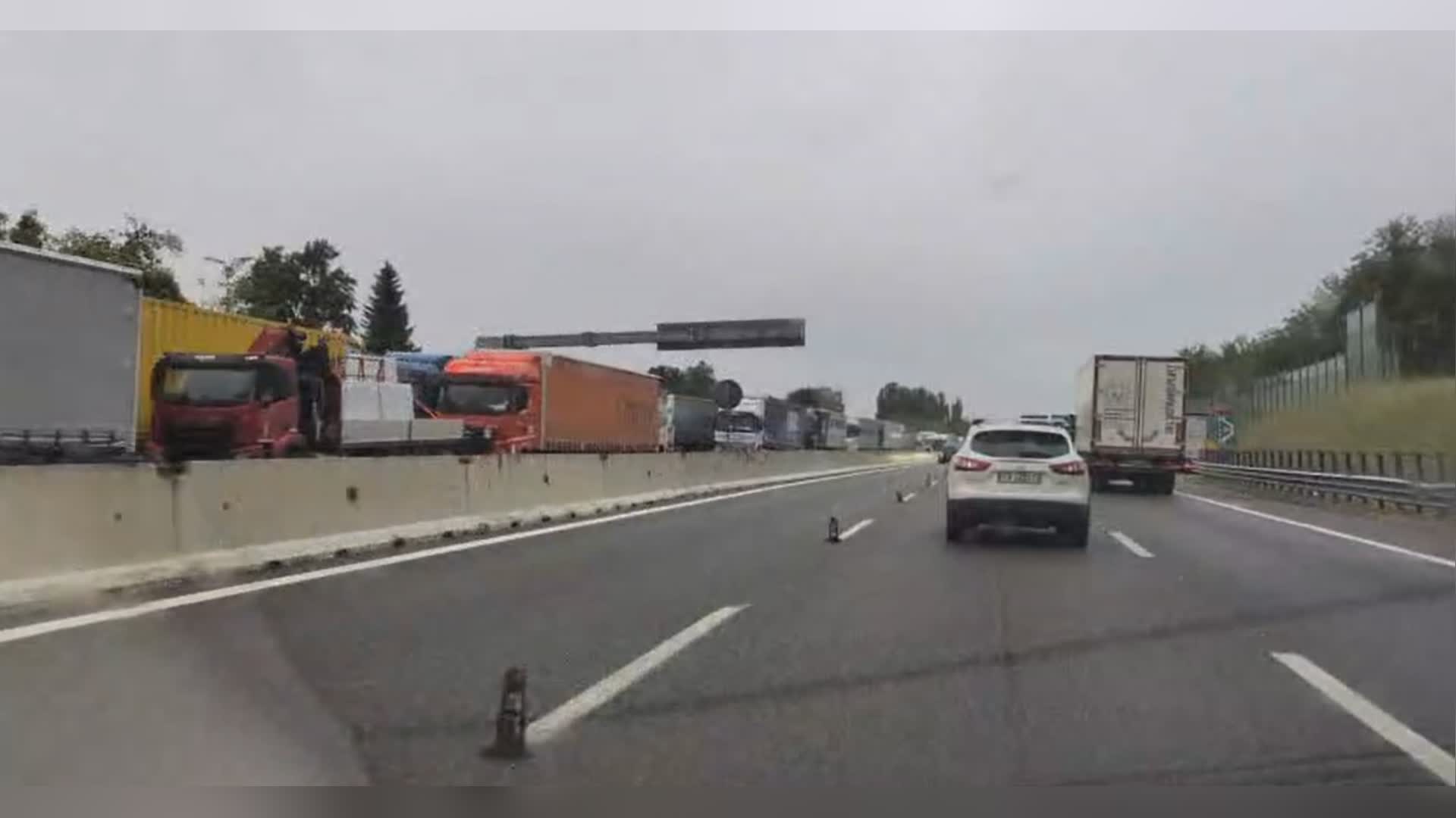 Dopo la festività svizzera riapre la dogana di Brogeda: traffico paralizzato in A9 e code interminabili di camion