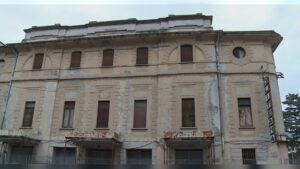 Fumano hashish sul tetto del Politeama, denunciati e sanzionati tre giovani