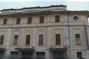 Fumano hashish sul tetto del Politeama, denunciati e sanzionati tre giovani