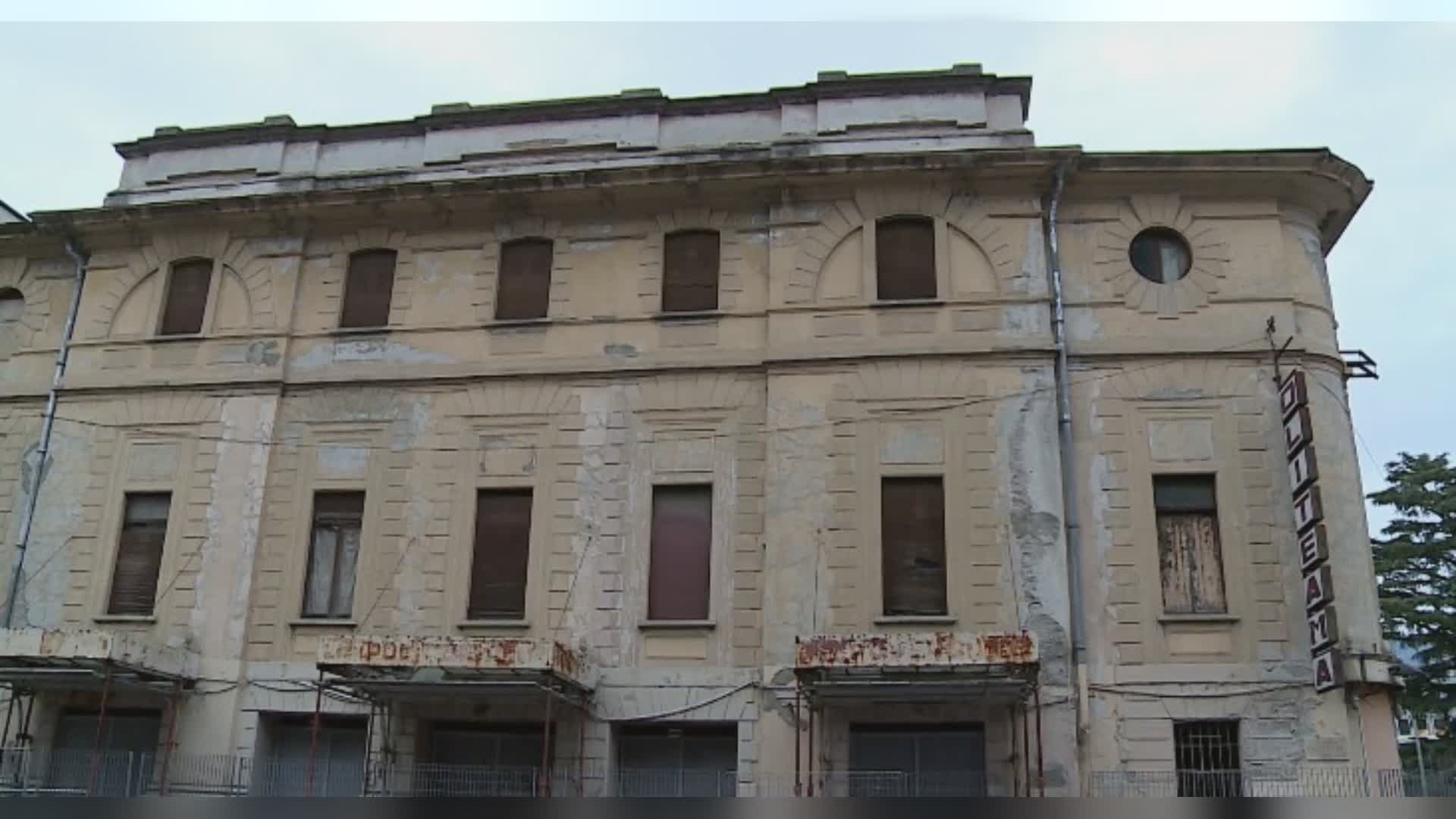 Fumano hashish sul tetto del Politeama, denunciati e sanzionati tre giovani