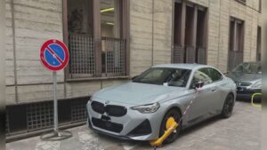 Nuova polemica tra Italia e Svizzera: ganasce sull’auto ticinese, la stoccata del leghista Quadri