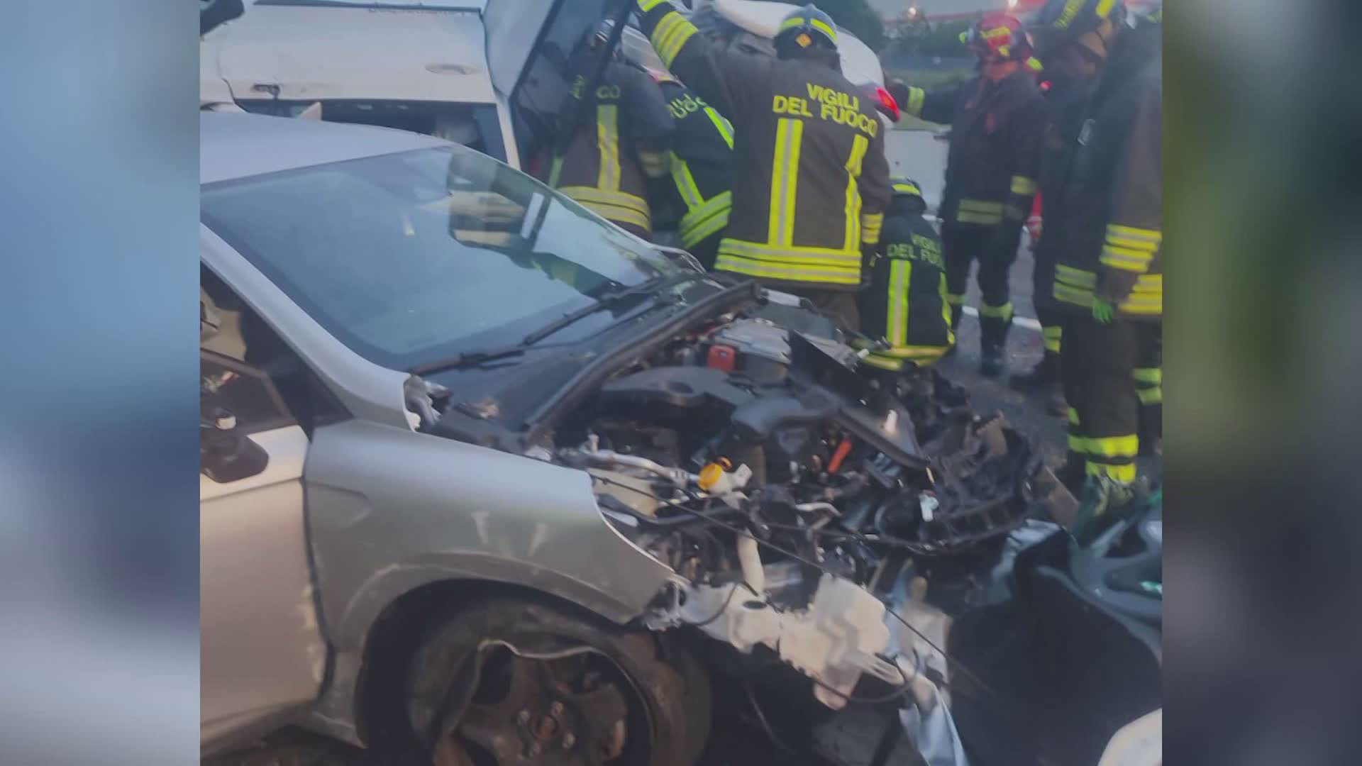 Maxi incidente all’alba sull’autostrada A9: tra i cinque feriti un bambino di un anno