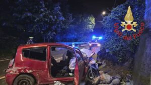 Como, drammatico incidente nella notte in via Bixio, 21enne muore nello schianto, gravi i due amici