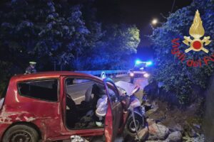 Como, drammatico incidente nella notte in via Bixio, 21enne muore nello schianto, gravi i due amici