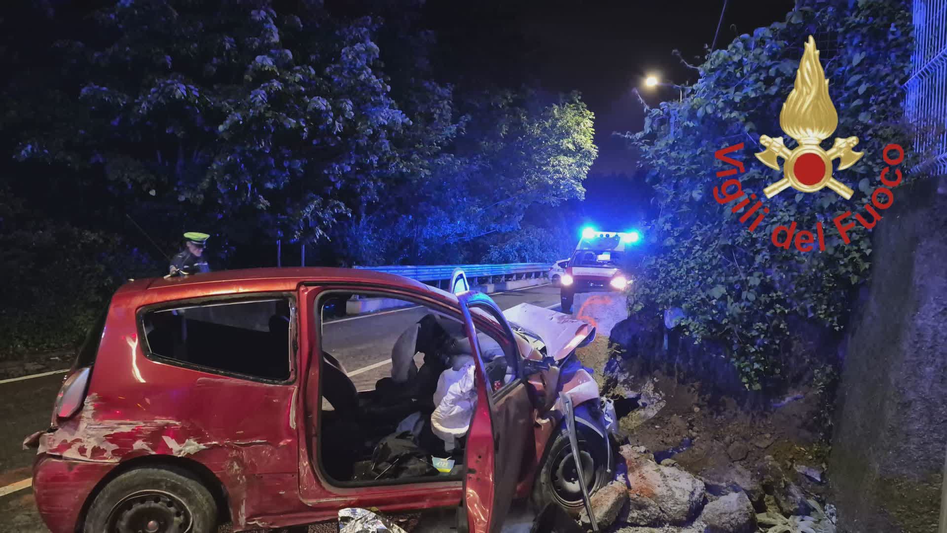 Como, drammatico incidente nella notte in via Bixio, 21enne muore nello schianto, gravi i due amici