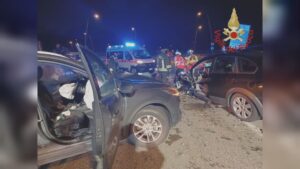 Incidente a Bregnano nella notte: schianto frontale tra due auto, sei feriti