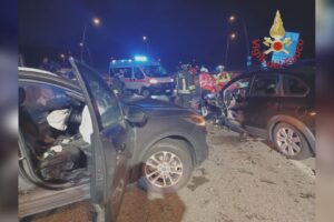 Incidente a Bregnano nella notte: schianto frontale tra due auto, sei feriti