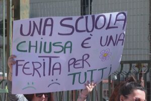 Fino Mornasco, in piazza contro la chiusura della Rodari. Il sostegno dell’opposizione contro il sindaco