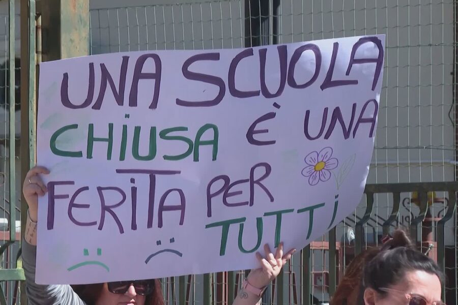 Fino Mornasco, in piazza contro la chiusura della Rodari. Il sostegno dell’opposizione al sindaco