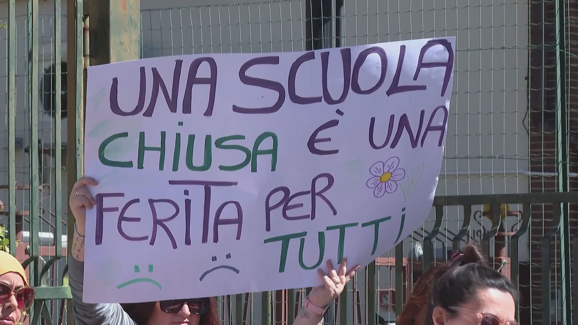Fino Mornasco, in piazza contro la chiusura della Rodari. Il sostegno dell’opposizione contro il sindaco