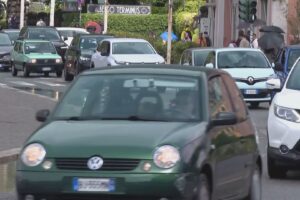 Sole e Concorso d’Eleganza a Cernobbio, viabilità in tilt. Lunghe code a Como e sull’A9