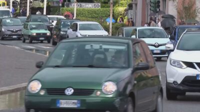Sole e Concorso d’Eleganza a Cernobbio, viabilità in tilt. Lunghe code a Como e sull’A9