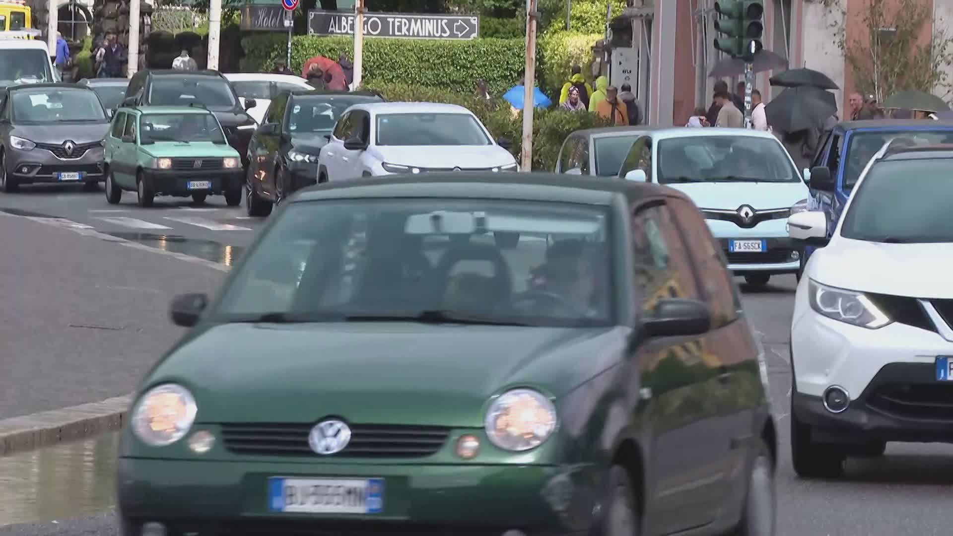 Sole e Concorso d’Eleganza a Cernobbio, viabilità in tilt. Lunghe code a Como e sull’A9