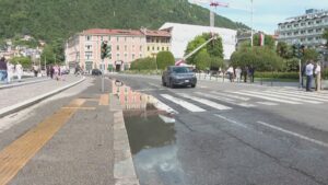 Lungolago, corsia ancora allagata: lago troppo alto e paratie non attive, l’acqua non defluisce