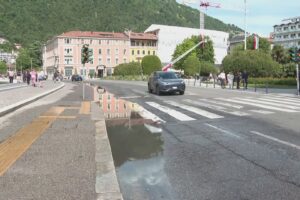 Lungolago, corsia ancora allagata: lago troppo alto e paratie non attive, l’acqua non defluisce