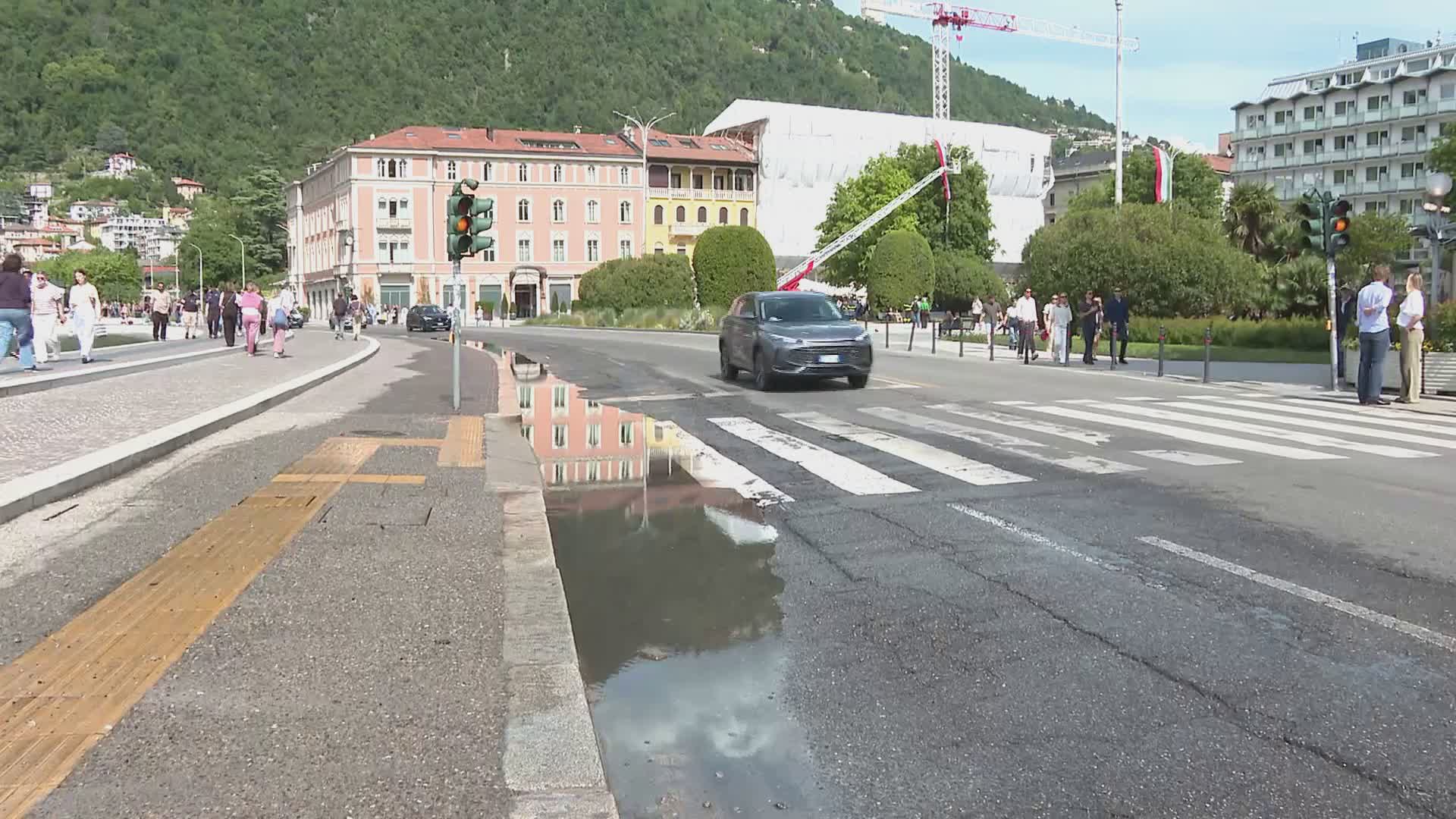 Lungolago, corsia ancora allagata: lago troppo alto e paratie non attive, l’acqua non defluisce