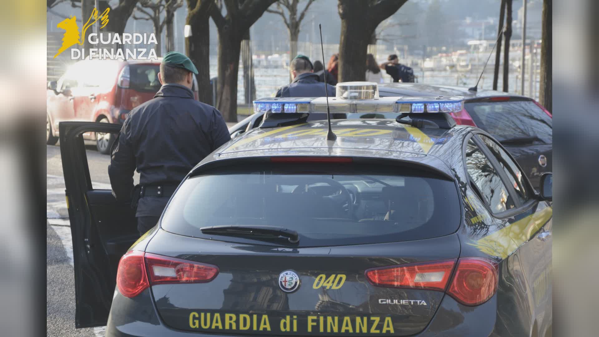 Tassista abusivo fermato sulla Regina. Trasportava turisti canadesi in un hotel di Menaggio