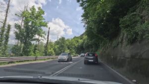 Senso unico alternato in via Oltrecolle a Como fino al 24 maggio