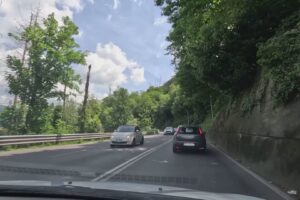Senso unico alternato in via Oltrecolle a Como fino al 24 maggio