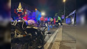 Como, incidente in via Napoleona tra auto e camion. Un ferito grave all’ospedale di Varese