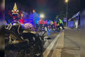 Como, incidente in via Napoleona tra auto e camion. Un ferito grave all’ospedale di Varese