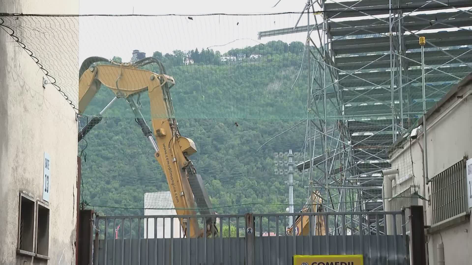 Stadio,  demolita la curva con i tubolari. Da lunedì  i lavori per le fondazioni speciali