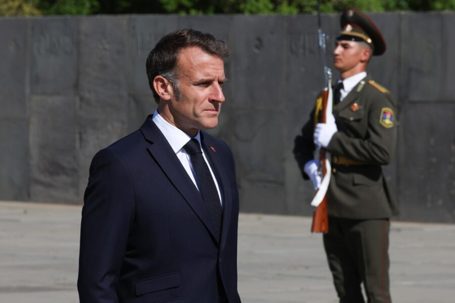 Il presidente sulla portacontainer colpita nello Stretto