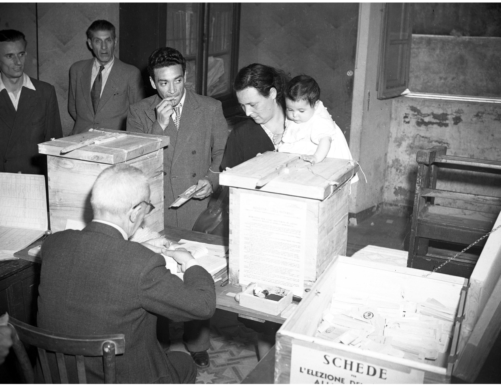 "Le donne della Repubblica" sulle facciate dei Comuni