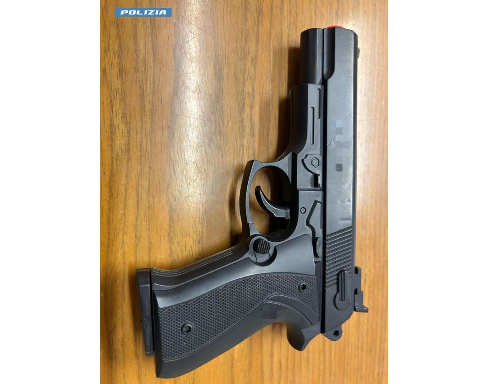 A 15 anni trovato con pistola softair in zaino fuori da scuola a Bergamo