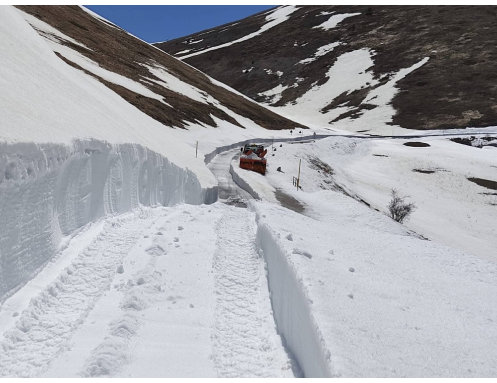 A Campo Imperatore ancora muri di neve, turbine a lavoro sulla strada
