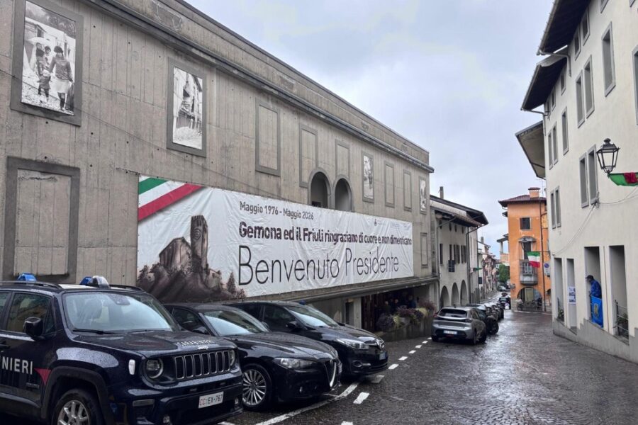 Bandiere tricolori lungo le vie