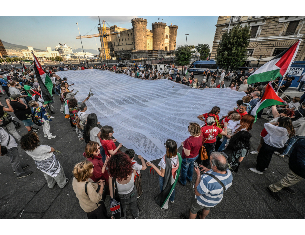 A Napoli in corteo un lungo sudario con nomi di bimbi morti in Palestina