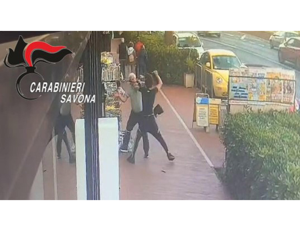 Accoltella un coetaneo e un edicolante nel savonese, arrestato quindicenne