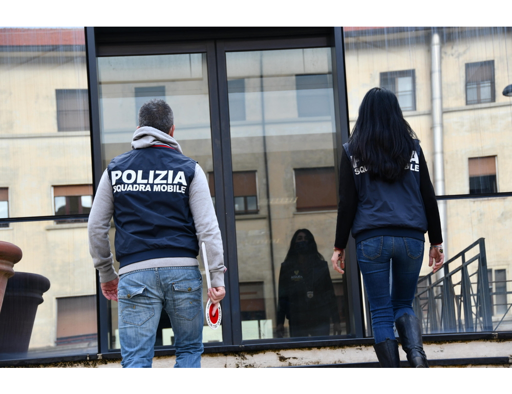 Accoltellato in una piazza di Prato, 23enne in prognosi riservata